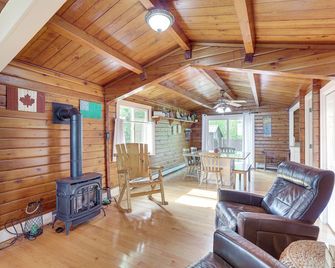 Cozy Lake Champlain Cottage with Private Beach! - North Hero - Living room