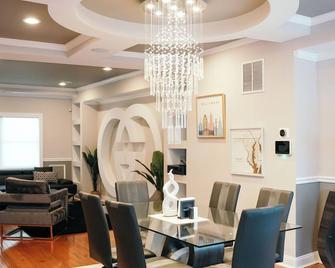 Charm City Luxury 4 Bedroom Brick Home - Baltimore - Dining room