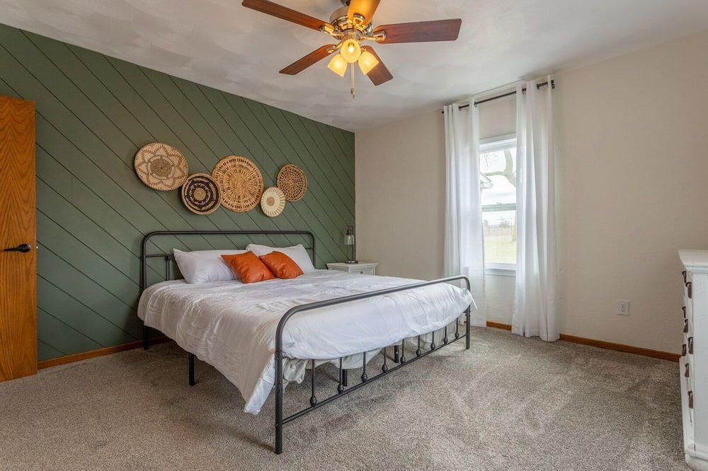 Bring the whole family to this great home with an acre of room for fun. - Dyersville - Habitación