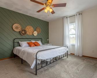 Bring the whole family to this great home with 3 acres of room for fun. - Dyersville - Schlafzimmer
