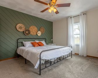 Bring the whole family to this great home with an acre of room for fun. - Dyersville - Habitación