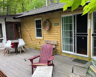 Welcoming cottage with WiFi in charming Barryville - Barryville - Patio