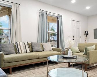 Newly renovated 3B2B main home with yard, AC in lovely Seattle Mt Baker - Seattle - Sala de estar