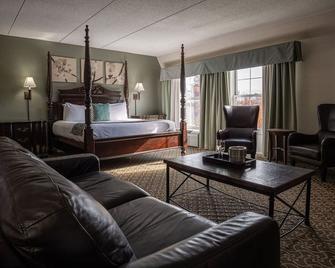D. Hotel & Suites - Holyoke - Bedroom