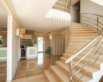 Hotel Boutique Carolina - Marina di Castagneto - Aufgang