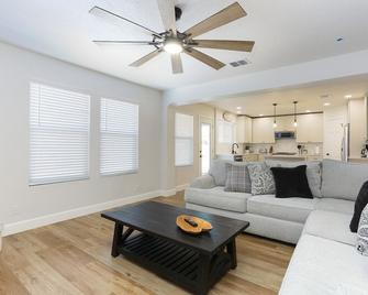 Champions Getaway - Leon Valley - Living room