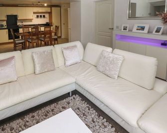 The Old Farm House - Tenby - Living room