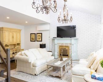 Fully Private 3 bdrm Suite The Winchester - Burlington - Living room