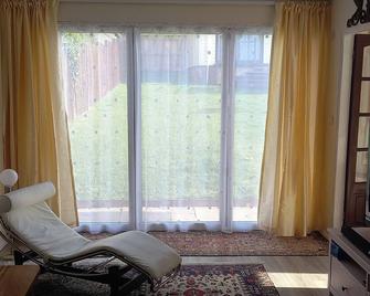 Bali Hi Cliff Cottage-Sleeps 2-Hot Tub-5minbeach - Sheerness - Вітальня