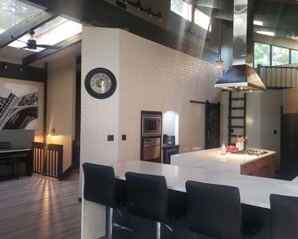 All in one getaway! Indoor pool, hot tub, sauna and more! Close to lake+shopping - Salmon Arm - Dining room