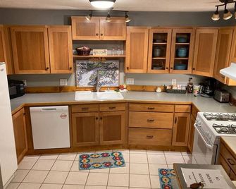 Log home mother-in-law apartment in scenic Anchorage hillside neighborhood - Anchorage - Cocina