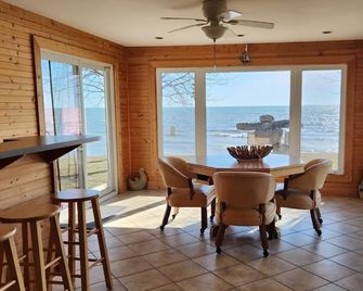 Sunrise Bay With Panoramic View of Lake - Wheatley - Dining room