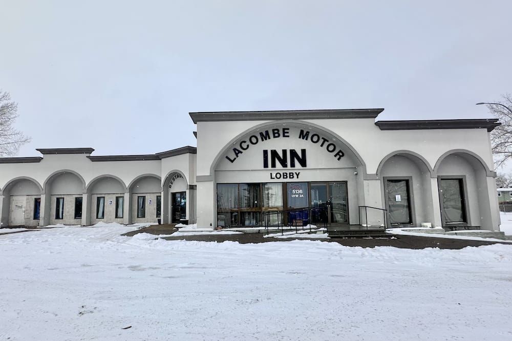 Lacombe Motor Inn - רד דיר - בניין