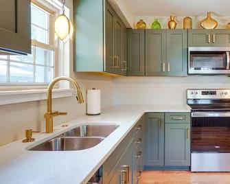 Walkable Thiensville Retreat Near Hiking! - Mequon - Kitchen