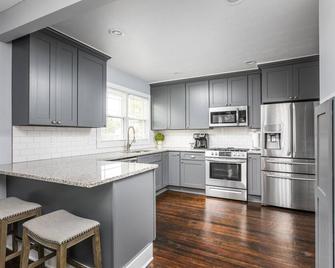 Cozy Downtown Greenwood Retreat - Walkable To Everything - Greenwood - Kitchen