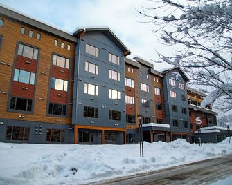 One Bedroom at The Crescent Sleeps 2 to 4 - Rossland - Building
