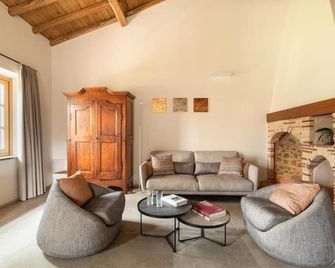 Antico Borgo Molino 7cento vicino ai Giardini di Ninfa - Cori - Living room