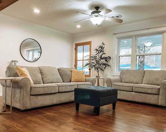Bristow Bungalow - Tupelo - Living room