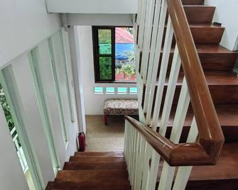 Connieboy Pension House Puerto Princesa - Puerto Princesa - Stairs