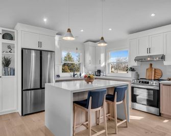 Luxury Family Home in Burlington - Burlington - Kitchen