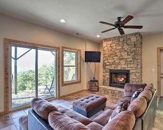 Sweeping Smoky Mountain Views Bella Vist - Whittier - Living room
