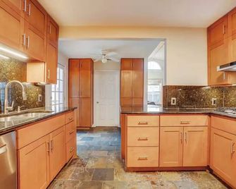 Enchanting 4-bedroom house with Pool, Theater, Firepit and Games. Pet Friendly. - San Antonio - Cuisine