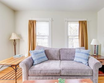 1/2 Mi to Pier: Wfh-friendly Apt in Maine! - Old Orchard Beach - Living room