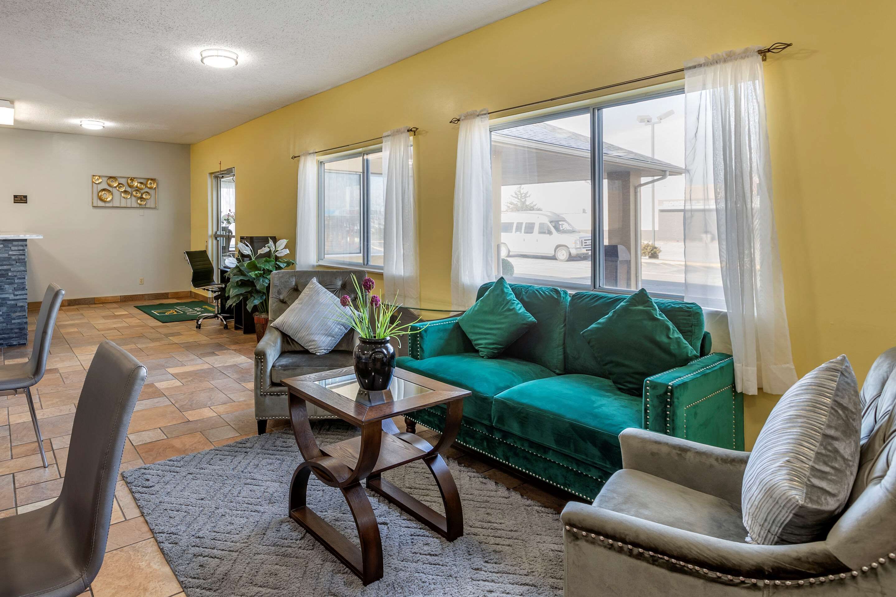 Living room view of Quality Inn Kirksville