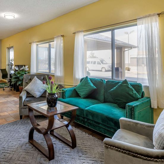 Living room view of Quality Inn Kirksville