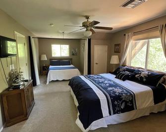 Large home that is Family friendly and pet friendly non smoking home - Strawberry - Habitación