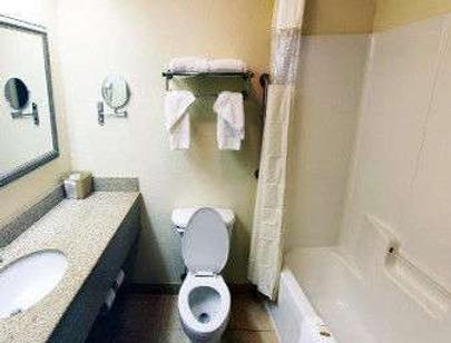 Baymont Inn & Suites Columbia Fort Jackson - Columbia - Bathroom