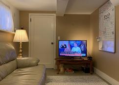Cozy Private Suite near U-District + Free Parking & fast Internet - سياتل - غرفة معيشة