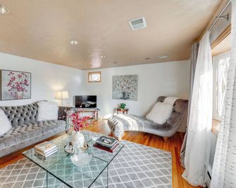 Walk to Park: Family Home in Monroeville! - Monroeville - Wohnzimmer