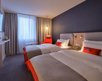 Holiday Inn Express Frankfurt - Messe By IHG - פרנקפורט אם מיין - חדר שינה