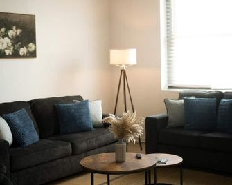 Charming 2-bedroom apartment with AC, Free Parking in wonderful Cleveland - Cleveland - Olohuone