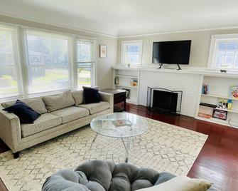 Entire 3 Bedroom Cozy Unit - Waukegan - Living room