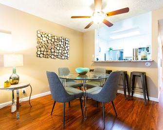 Sanitized Modern Comfort Fast Wifi Cali King Bed - Westlake Village - Dining room
