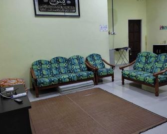 OYO Homes 90600 Ummi Chalet Dungun - Dungun - Living room