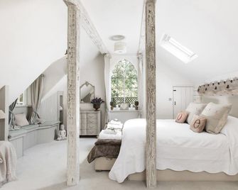 A magical and romantic getaway near Windsor Castle and beside Windsor Great Park - Old Windsor - Bedroom