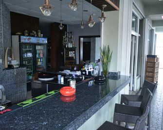 ترافيل إن هوتل - سيمبسون باي - بار