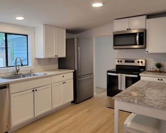 Cozy 2 Bedroom Home, Private Backyard with Hot Tub - Seaview - Kitchen