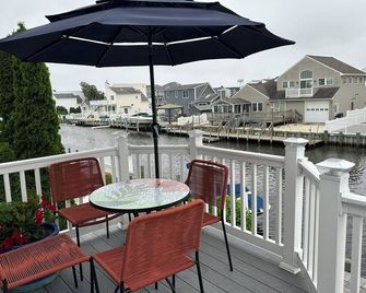 Beautiful Waterfront Oasis with Pool - Manahawkin - Balcony
