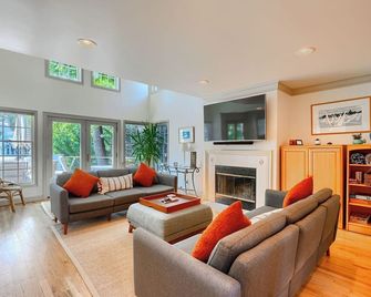 Waterfront Oasis in Eastport-Easy Walk to Downtown - Annapolis - Living room