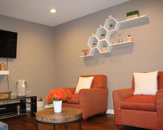 Cozy, Relaxing 4-Bedroom House in Forest Park - Forest Park - Sala de estar