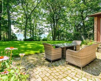 5 Minute to Whiskey Run Golf Course! Waterfront property- Hot tub + Sauna! - Порт-Колборн - Патіо