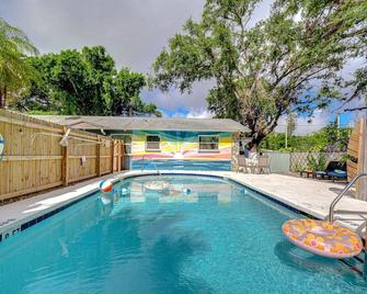 Central Location: Heated pool, W/D on site, pets OK - Pinellas Park - Pool