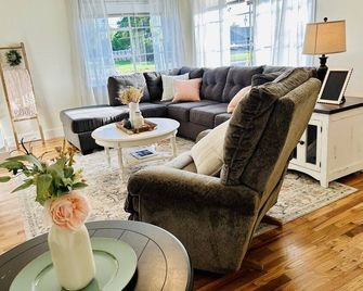 Remodeled, cozy, vintage charmer - Albany - Huiskamer
