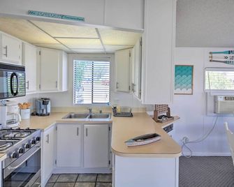 Lake Havasu Home w/ Resort Perks, Walk to Lake - Lake Havasu City - Kök