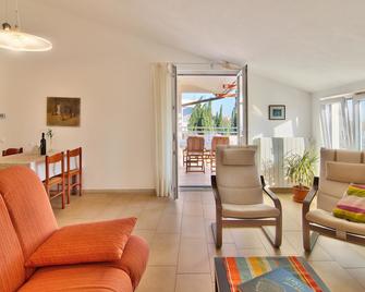Apartments Ceja Near Sea - Medulin - Sala de estar