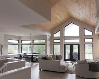 Waterfront, kayaks, dock in old kinderhook golf resort - Camdenton